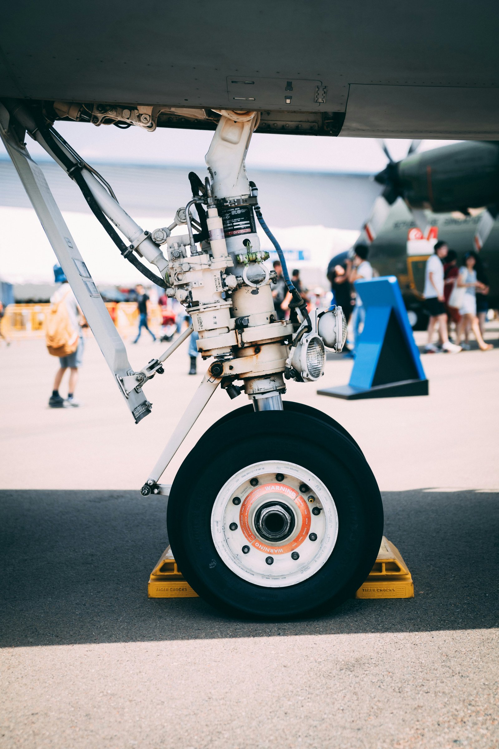 Aircraft landing gear and wheel